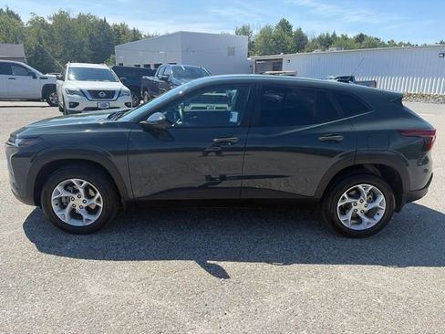 Used 2025 Chevrolet Trax LS w/ LS Convenience Package FWD image 3