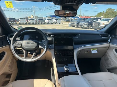 Used 2023 Jeep Grand Cherokee Limited image 9