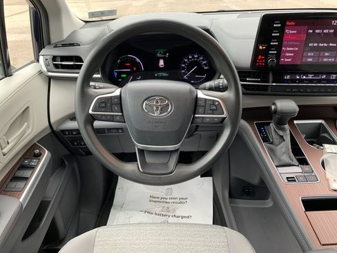 Used 2021 Toyota Sienna LE AWD/4WD image 17