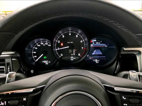 Certified 2023 Porsche Macan AWD/4WD image 29