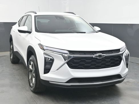 New 2026 Chevrolet Trax LT w/ Driver Confidence Package FWD image 3