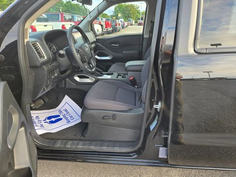 Used 2023 Nissan Frontier SV image 7
