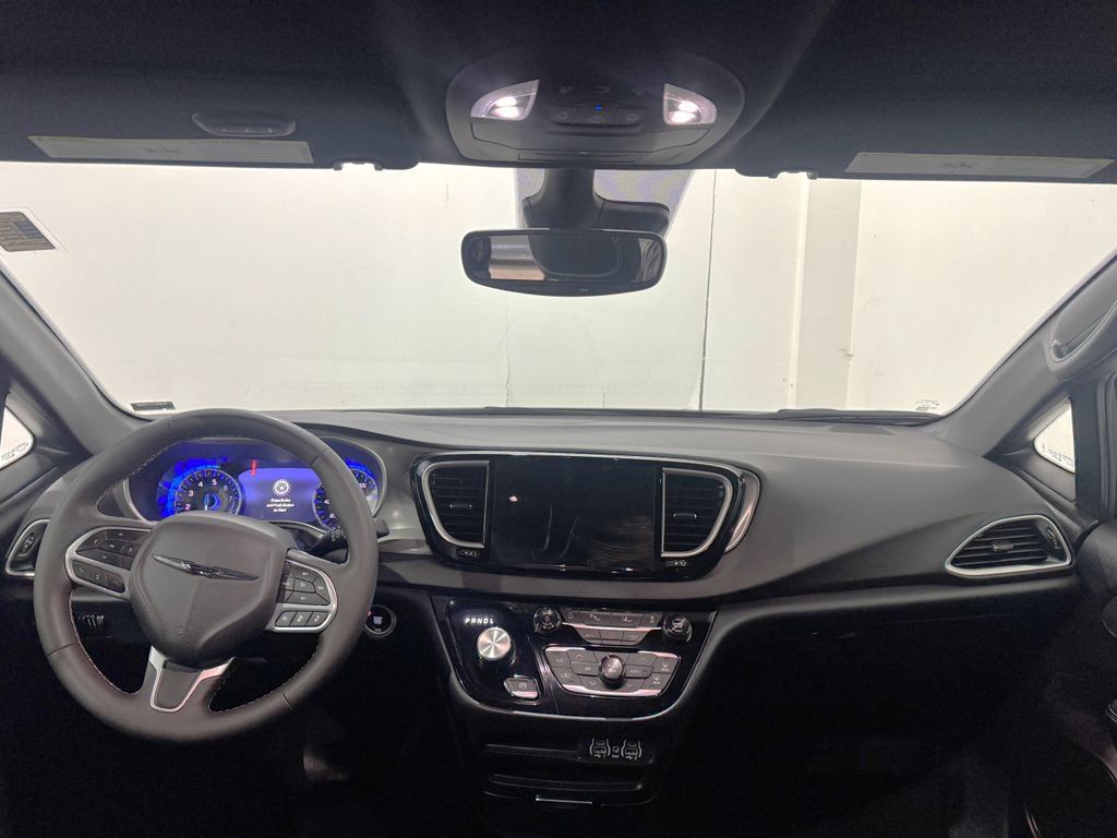 Used 2025 Chrysler Pacifica Select FWD image 2