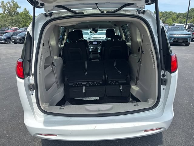 Used 2023 Chrysler Voyager LX FWD image 7