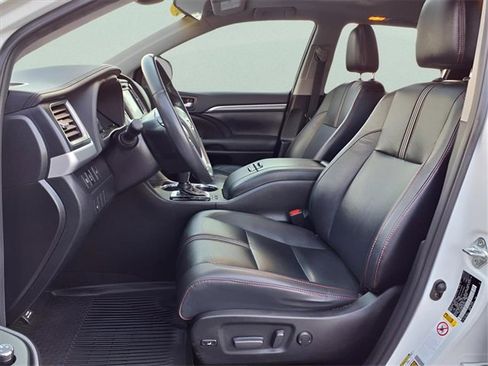 Used 2019 Toyota Highlander SE image 12