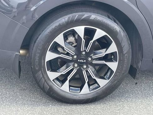 Used 2024 Kia Carnival EX FWD image 11
