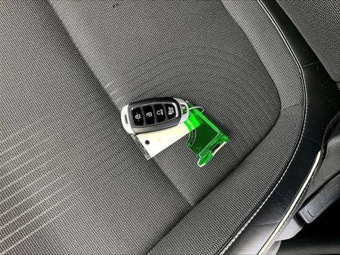 Certified 2022 Hyundai Venue Limited FWD image 30