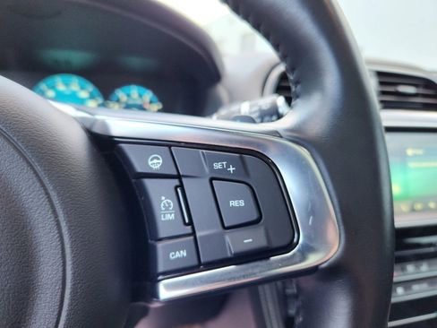 Used 2017 Jaguar F-PACE R-Sport image 10