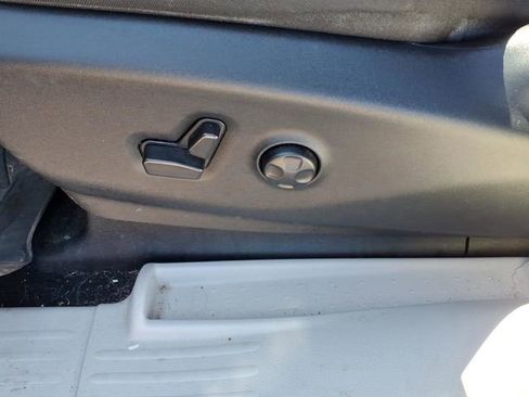 Used 2023 Chrysler Pacifica Limited w/ Uconnect Theater Family Group image 8