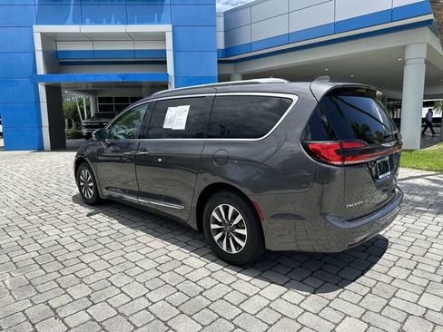 Used 2021 Chrysler Pacifica Limited w/ Uconnect Theater Family Group FWD image 16