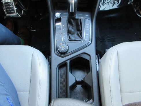Used 2020 Volkswagen Tiguan SE R-Line AWD/4WD image 47