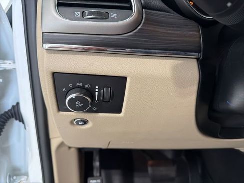 Used 2019 Jeep Grand Cherokee Limited w/ Luxury Group II AWD/4WD image 10