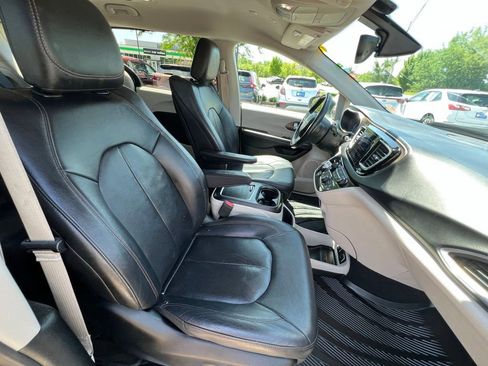 Used 2018 Chrysler Pacifica Touring-L Plus FWD image 32