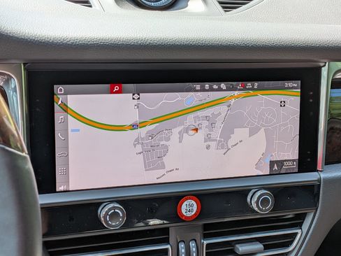 Certified 2026 Porsche Macan AWD/4WD image 15