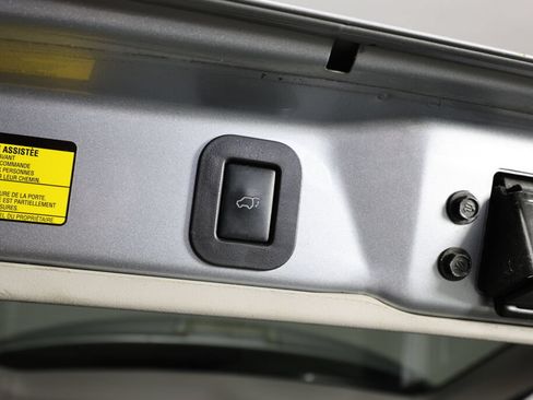 Used 2014 Toyota Sienna XLE w/ XLE Premium Package FWD image 19