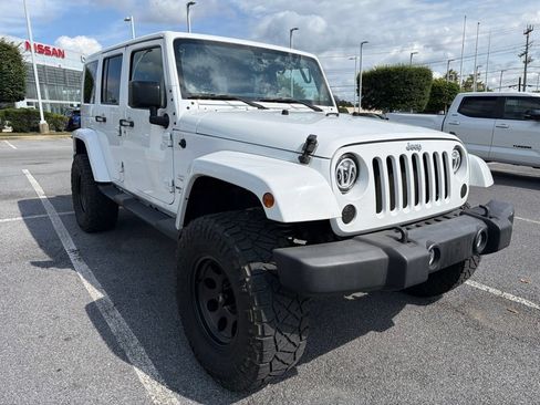 Used 2014 Jeep Wrangler Unlimited Sahara w/ Connectivity Group AWD/4WD image 3