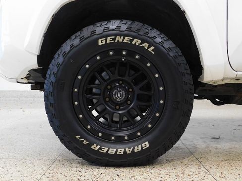 Used 2017 Toyota Tacoma Limited image 22