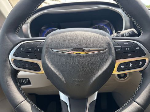 Used 2024 Chrysler Pacifica Touring-L image 28