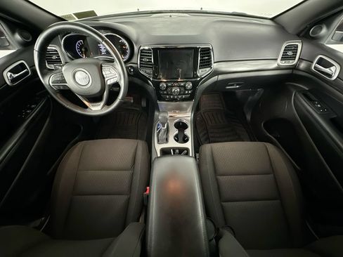 Used 2019 Jeep Grand Cherokee Laredo w/ 18" Wheel & 8.4" Radio Group AWD/4WD image 10