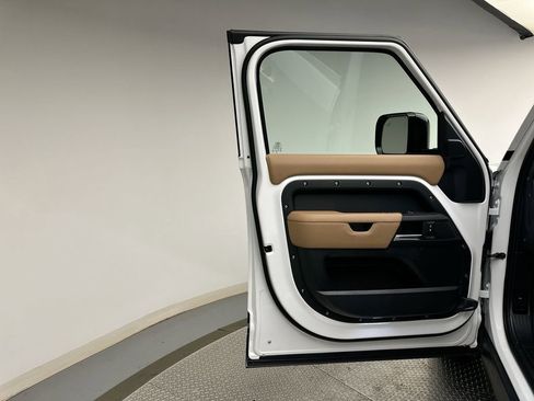 New 2026 Land Rover Defender 110 X-Dynamic SE image 9