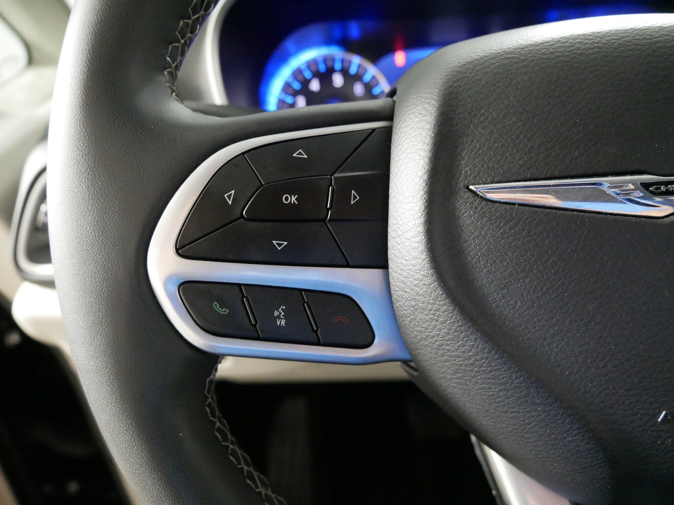 Used 2023 Chrysler Pacifica Touring-L FWD image 27