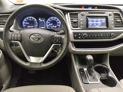 Used 2019 Toyota Highlander LE AWD/4WD image 22