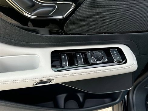 New 2026 Lincoln Aviator AWD image 13