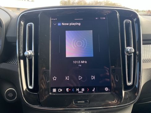 Used 2025 Volvo XC40 B5 Plus image 23