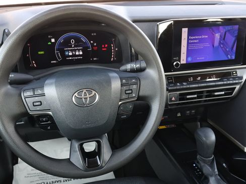 Used 2025 Toyota Camry LE FWD image 17