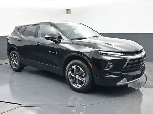 Used 2025 Chevrolet Blazer LT FWD image 2