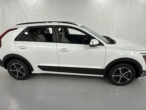 New 2025 Kia Niro EX image 2