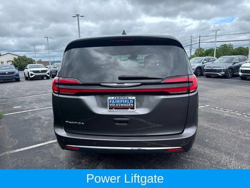 Used 2023 Chrysler Pacifica Touring-L FWD image 4