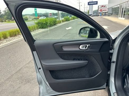 Certified 2025 Volvo XC40 B5 Plus AWD/4WD image 19