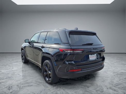 Used 2023 Jeep Grand Cherokee Altitude RWD image 5