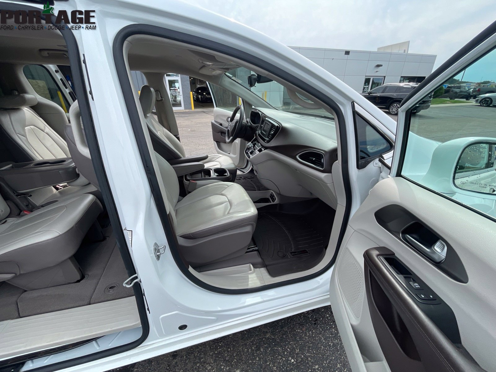 Used 2017 Chrysler Pacifica Touring-L FWD image 21