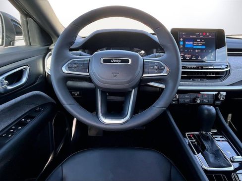 Certified 2025 Jeep Compass Latitude image 10