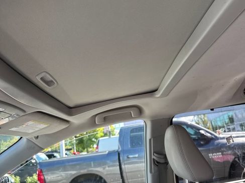 Used 2019 Toyota Sienna XLE w/ XLE Navigation Package FWD image 5