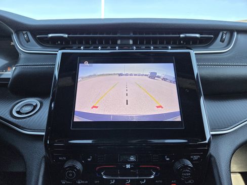 Used 2023 Jeep Grand Cherokee L Laredo image 32