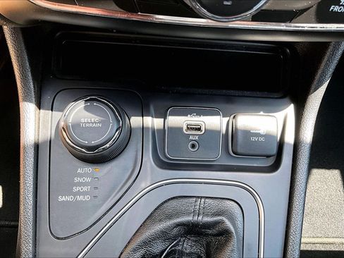 Used 2021 Jeep Cherokee High Altitude AWD/4WD image 26