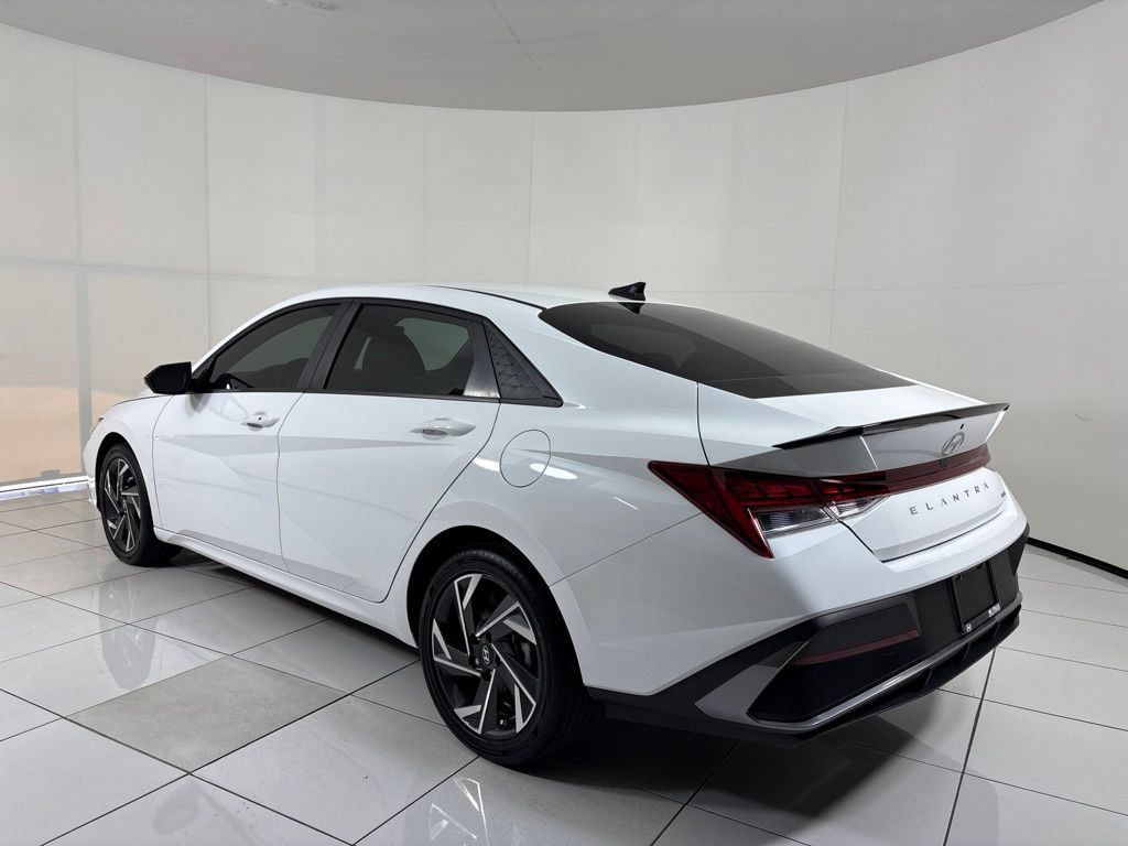 New 2025 Hyundai Elantra SEL FWD image 3
