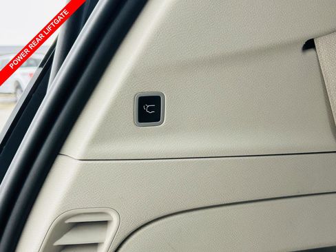 Used 2023 Chrysler Pacifica Touring-L image 11