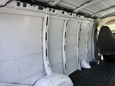 Used 2005 Chevrolet Express 2500 RWD image 16