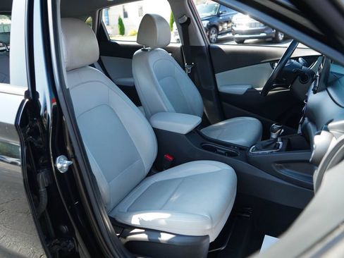 Used 2023 Hyundai Kona Limited FWD image 12
