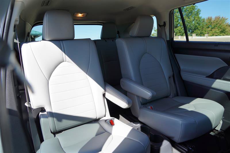 Used 2020 Toyota Highlander XLE AWD/4WD image 89