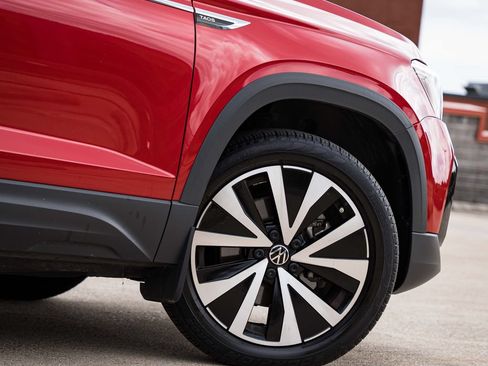 Certified 2023 Volkswagen Taos SE w/ Panoramic Sunroof Package AWD/4WD image 7