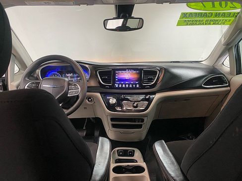 Used 2017 Chrysler Pacifica Touring image 22