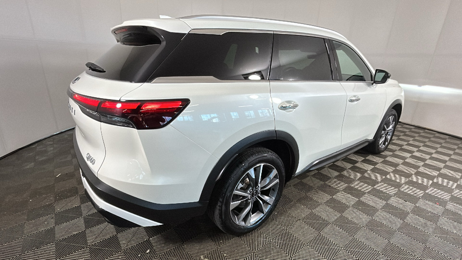 Used 2024 INFINITI QX60 Luxe AWD/4WD image 2