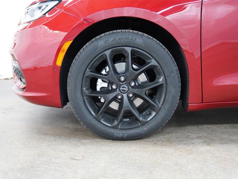 New 2026 Chrysler Pacifica Limited image 17