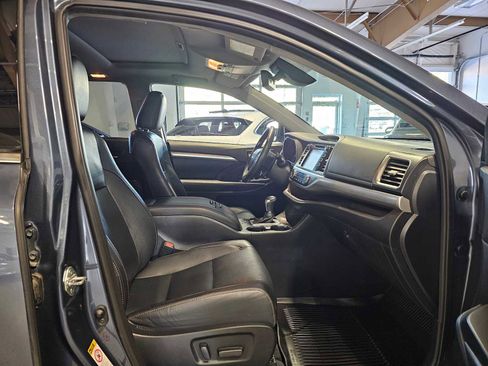 Used 2019 Toyota Highlander XLE image 10