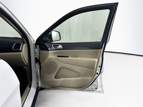 Used 2022 Jeep Grand Cherokee Laredo E RWD image 31